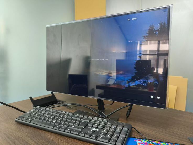 Moniteur de bureau avec clavier